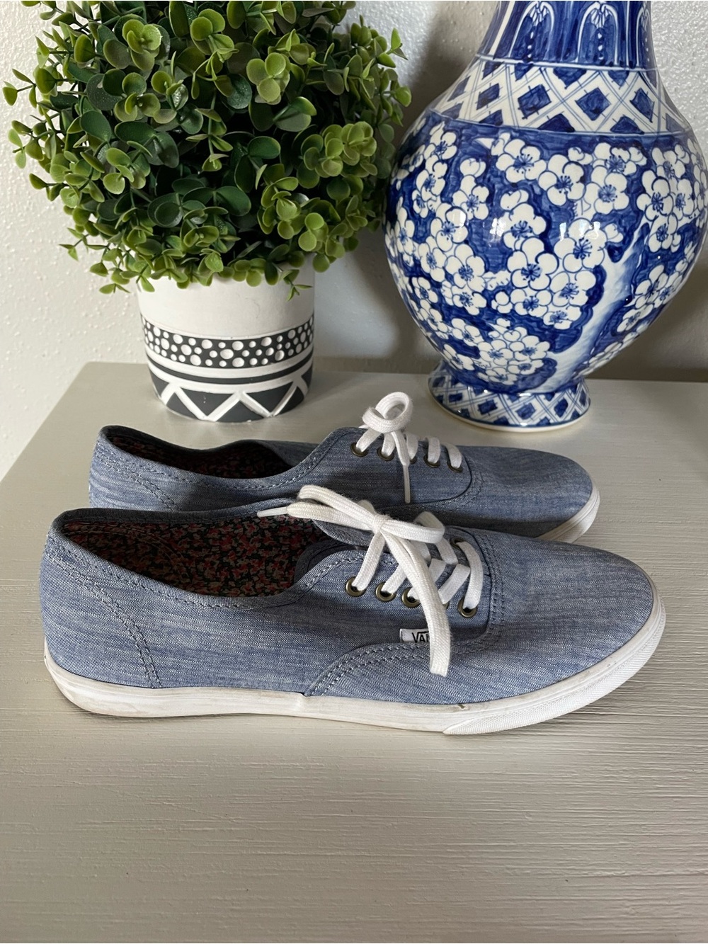 Vans Chambray Denim Low Top Sneakers Casual Women's 9 Men’s 7.5
